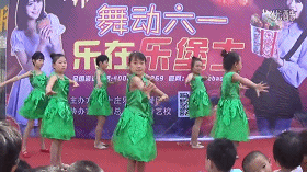 小学女生们在节日里给台下观众们表演的精彩节目